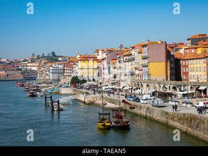 Blick auf die Altstadt Ribeira, Cais da Ribeira, Promenade mit bunten Häusern, Rio Douro, Porto, Portugal Stockfoto