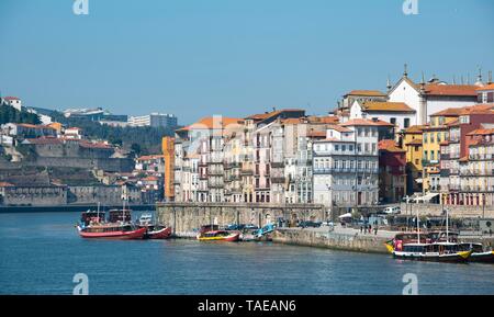 Blick auf die Altstadt Ribeira, Cais da Ribeira, Promenade mit bunten Häusern, Rio Douro, Porto, Portugal Stockfoto