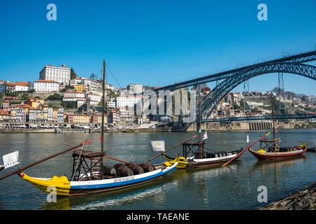 Rabelo Boote, Portwein Boote auf dem Fluss Rio Douro, hinter der Brücke Ponte Dom Luis I, Porto, Portugal Stockfoto