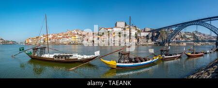 Rabelo Boote, Portwein Boote auf dem Fluss Rio Douro, hinter der Brücke Ponte Dom Luis I, Porto, Portugal Stockfoto