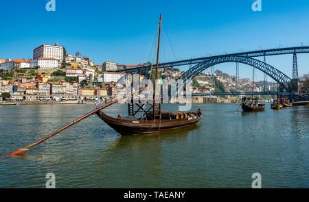 Rabelo Boote, Portwein Boote auf dem Fluss Rio Douro, hinter der Brücke Ponte Dom Luis I, Porto, Portugal Stockfoto