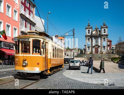 Gelbe Straßenbahn, hintere Kirche Igreja de Santo IIdefonso, Porto, Portugal Stockfoto