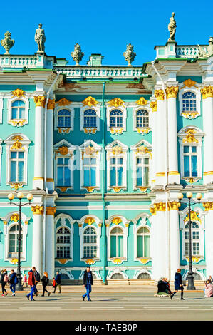 St. Petersburg, Russland, April 5, 2019. Eremitage Fassade und Touristen wandern am Schlossplatz. Winter Palace und seiner Bezirke Formular t Stockfoto