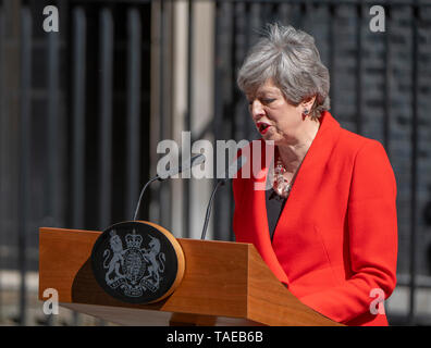 24. Mai 2019. Der britische Premierminister Theresa May kündigt ihren Rücktritt Rede zu Medien in der Downing Street. Credit: Malcolm Park/Alamy. Stockfoto