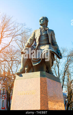 St. Petersburg, Russland, April 5, 2019. Denkmal für Michail Wassiljewitsch Lomonossow - berühmte russische Wissenschaftler, Naturforscher, Dichter in der Nähe von St Petersburg State Stockfoto