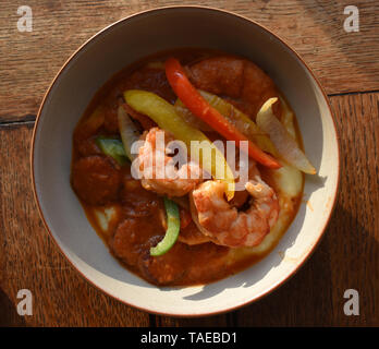 Garnele und Körner bis zu einem Charleston South Carolina Rezept von Virginia auf König, in einem kreolischen Sauce auf weiße Polenta. Stockfoto