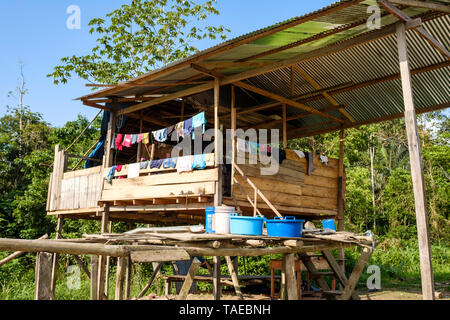 Typische Holzhaus auf peruanische Amazonasbecken, Loreto Abteilung, Peru Stockfoto