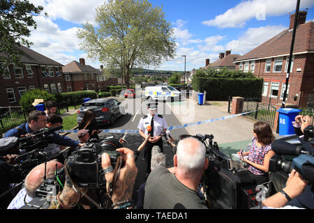 South Yorkshire Polizeikommissar Paul McCurry spricht mit den Medien nach sechs Kinder "schwere Störung" an einer Eigenschaft auf Gregg Haus Straße in Shiregreen, Sheffield ins Krankenhaus gebracht wurden. Zwei Menschen wurden verhaftet. Stockfoto