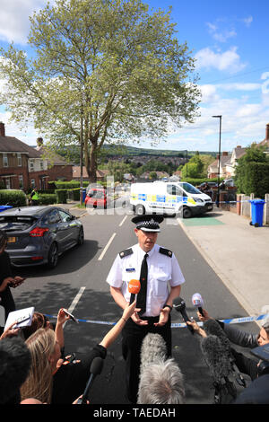 South Yorkshire Polizeikommissar Paul McCurry spricht mit den Medien nach sechs Kinder "schwere Störung" an einer Eigenschaft auf Gregg Haus Straße in Shiregreen, Sheffield ins Krankenhaus gebracht wurden. Zwei Menschen wurden verhaftet. Stockfoto