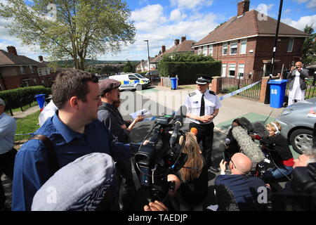 South Yorkshire Polizeikommissar Paul McCurry spricht mit den Medien nach sechs Kindern nach einem "schweren Störfall" an einer Eigenschaft auf Gregg Haus Straße in Shiregreen, Sheffield ins Krankenhaus gebracht wurden. Zwei Menschen wurden verhaftet. Stockfoto