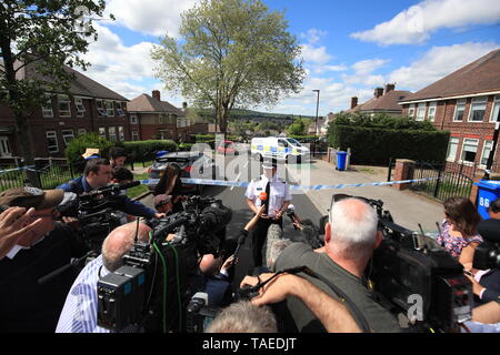 South Yorkshire Polizeikommissar Paul McCurry spricht mit den Medien nach sechs Kinder "schwere Störung" an einer Eigenschaft auf Gregg Haus Straße in Shiregreen, Sheffield ins Krankenhaus gebracht wurden. Zwei Menschen wurden verhaftet. Stockfoto