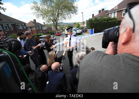 South Yorkshire Polizeikommissar Paul McCurry spricht mit den Medien nach sechs Kindern nach einem "schweren Störfall" an einer Eigenschaft auf Gregg Haus Straße in Shiregreen, Sheffield ins Krankenhaus gebracht wurden. Zwei Menschen wurden verhaftet. Stockfoto