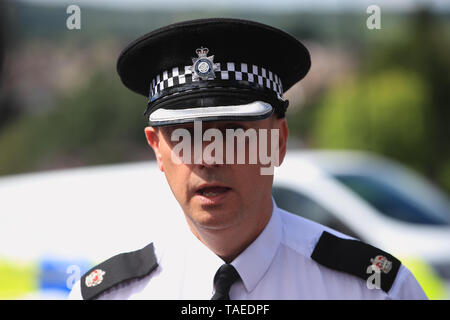 South Yorkshire Polizeikommissar Paul McCurry spricht mit den Medien nach sechs Kinder "schwere Störung" an einer Eigenschaft auf Gregg Haus Straße in Shiregreen, Sheffield ins Krankenhaus gebracht wurden. Zwei Menschen wurden verhaftet. Stockfoto