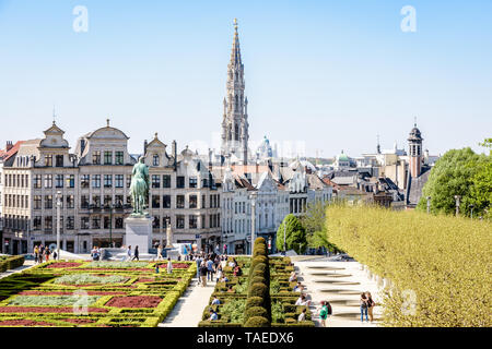 Blick vom Mont des Arts über die formalen Garten, der Altstadt und der Glockenturm des Rathauses von Brüssel, Belgien. Stockfoto