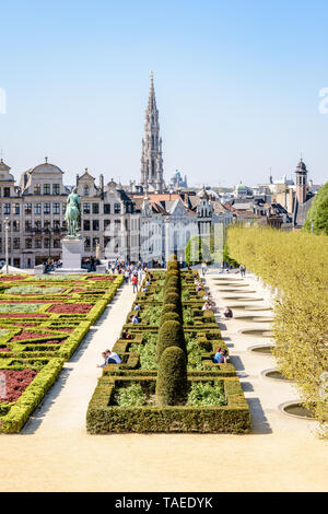 Blick vom Mont des Arts über die formalen Garten, der Altstadt und der Glockenturm des Rathauses von Brüssel, Belgien. Stockfoto