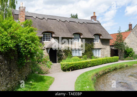 Die iconic Chocolate Box Reetdachhaus in Thornton le Dale in die North York Moors National Park Stockfoto