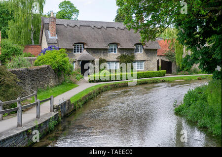 Die iconic Chocolate Box Reetdachhaus in Thornton le Dale in die North York Moors National Park Stockfoto