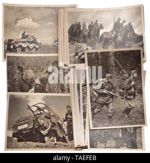 54 foto Postkarten aus der Serie "Unsere Waffen-SS' sterben Propaganda-Aufnahmen im Format 10,4 x 14,7 cm zeigen u.a. Infanterie (Häuserkampf, Spähtrupps, MG-Schützen...), Artillerie (Pak, Flak, schwerer Mörser,...), Ichter, Panzerspähwagen, Kradschützen etc. Rs. Jeweils ein Schriftfeld, die Namen von SS-Kriegsberichtern als Fotografen, das Verlagssignet "EAS" für den Kunstverlag E.A. Schwerdtfeger & Co AG, Berlin, und die amtliche Freigabe" Herausgegeben im Einvernehmen mit dem SS-Führungshauptamt'. Fotos leicht wellig, Altersspuren. historischen, historische, 20 th, Editorial-Use - Nur Stockfoto