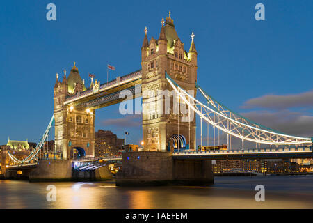 UK, London, Tower Bridge bei Nacht Stockfoto