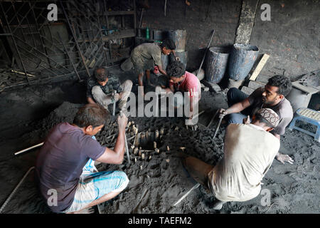 Dhaka, Bangladesch - 23. Mai 2019: Bangladesch Arbeiter arbeitet auf einer Fähre in einer Werft bei Keraniganj in Dhaka, Bangladesh, 23. Mai 20 renoviert Stockfoto