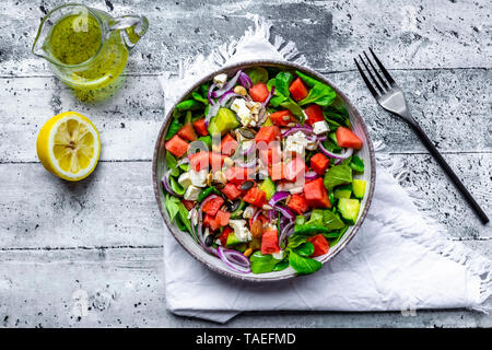 Feldsalat mit Wassermelone, Feta, Gurken, rote Zwiebel und Mutter Stockfoto