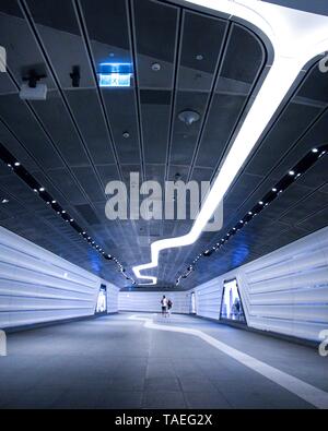 Modernes futuristisches Design eines unterirdischen Tunnels Stockfoto