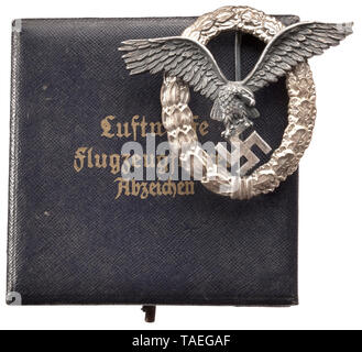 Ein Pilot Badge, cased Teekocher Assmann & Söhne, Lüdenscheid Früh, flach aluminium version. Versilbert, Kranz mit Maker's Logo 'A', dunkel patiniert, zweimal - genietet, Adler, gebläute Zeiger, komplette Nadel System. Höhe 54 mm. Gewicht 21,2 g. Komplett mit später dunkel-blau Preisverleihung Fall mit gold-geprägte Bezeichnung "Luftwaffe Flugzeugführer-Abzeichen" (Einlass mit teilweiser Verlust der Spray Filz). historischen, historische, 20. Jahrhundert, Editorial-Use - Nur Stockfoto