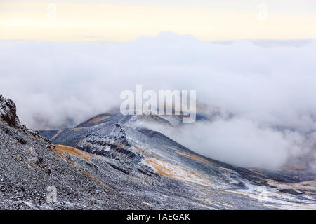 Blick vom Krater des Berges Aragats, nördliche Gipfel, 4.090 m, Armenien. Stockfoto