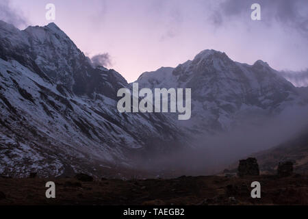 Blick auf den Mount Annapurna Süd (7219 m) von Annapurna Basislager auf Sunrise, Annapurna Conservation Area, Himalaya, Nepal. Stockfoto