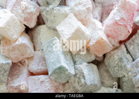 Turkish Delight bunten Stücke in Puderzucker. Rahat lokum traditionelle türkische Spezialitäten, Türkei. Schließen Sie herauf Bild. Stockfoto