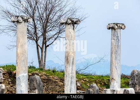 Marmorsäulen auf einem Hintergrund der Berge in der antiken Stadt Perge in der Nähe von Antalya, Türkei Stockfoto