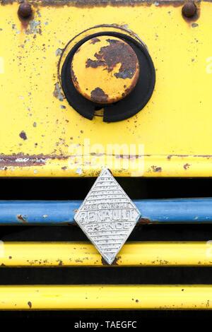 Peronnas, Frankreich - 7 April, 2019: Vintage Renault Logo auf einem alten Lastwagen. Renault ist ein französischer Automobilhersteller produzieren Autos, Lieferwagen, Bussen und Lastwagen Stockfoto