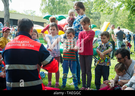 BRATISLAVA, SLOWAKEI - 18. MAI 2019: Männlich Retter CPR zu demonstrieren, Kinder im Notfall mit einer Dummy in Bratislava, Slowakei Stockfoto