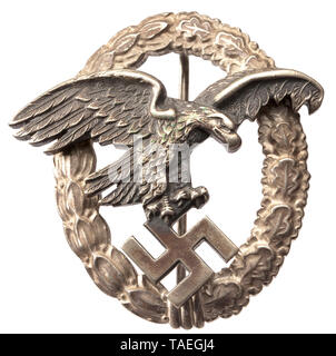 Eine Luftwaffe Observer Badge maker Assmann & Söhne, Lüdenscheid NE-Metall, das Doppelte - Adler mit reverse Maker's Mark "Genietet" und graue Patina, die versilberung der Kranz etwas bestoßen. Intakte Anlage pin System. Höhe 57 mm. Gewicht 44,2 g. Nach dem zweiten Weltkrieg. historischen, historische, 20. Jahrhundert, Editorial-Use - Nur Stockfoto