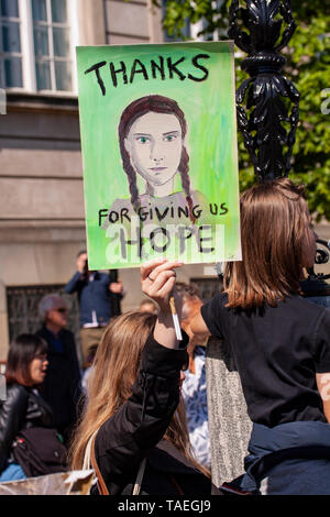 Tausende von Climate-Change Proteste in Demonstration gegen den Klimawandel. Zeichen mit der Malerei der schwedischen Aktivistin Greta Thunberg. Stockfoto