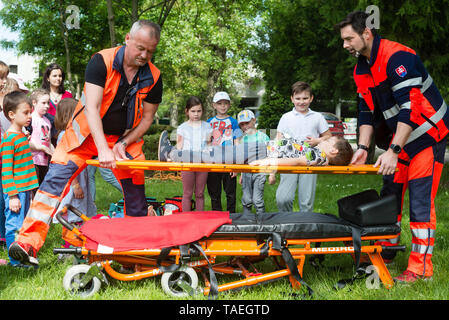 BRATISLAVA, SLOWAKEI - 18. MAI 2019: Erste-Hilfe-Kurs für junge Kinder in Bratislava, Slowakei gehalten Stockfoto