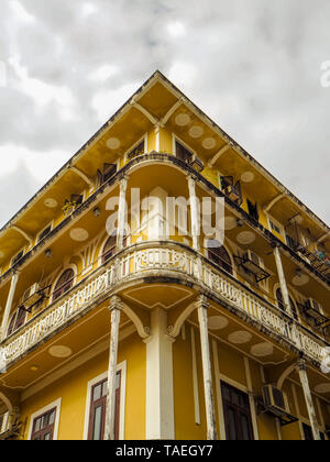 MACAU, China - November 2018: Alte gelbe Wohnhaus im Stadtzentrum mit portugiesischen und Makanesische Funktionen Stockfoto