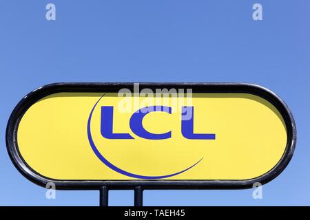 Villars, Frankreich - 16. Juli 2016: LCL oder Credit Lyonnais Logo auf einem Panel. Credit Lyonnais ist eine historische französische Bank und einer der größten in Frankreich Stockfoto