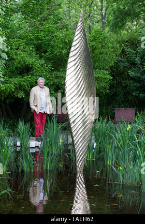 Bildhauer, David Harber mit seiner schönen 3,5 Meter shard Skulptur, die mit Licht spielt, da das Wasser in die Savills und David Harber Garten plätschert. Stockfoto