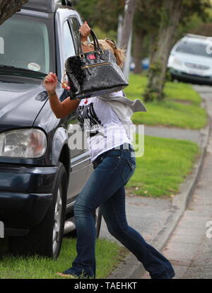 Kerry Katona außerhalb ihrer Mütter in Warrington credit Ian Fairbrother/Alamy Stock Fotos gesehen Stockfoto