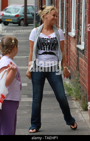 Kerry Katona außerhalb ihrer Mütter in Warrington credit Ian Fairbrother/Alamy Stock Fotos gesehen Stockfoto