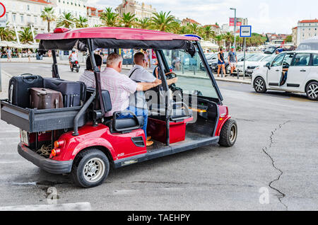 Golfmobile mit Touristen im Zentrum von Split in Kroatien. Stockfoto
