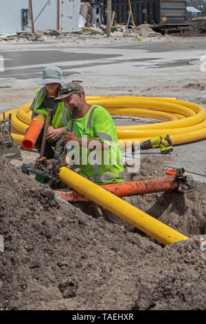 Mexiko Strand, Florida - Arbeiter ein Erdgas ersetzen Zeile sieben Monate nach der Stadt durch den Hurrikan Michael verwüstet wurde. Stockfoto