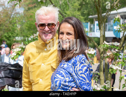 Chris Evans, DJ für Virgin Radio Frühstück zeigen, Fernsehen und Radio Moderator mit seiner Frau Natasha Shishmanian an der RHS Chelsea Flower Show 2019. Stockfoto