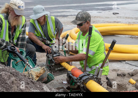 Mexiko Strand, Florida - Arbeiter ein Erdgas ersetzen Zeile sieben Monate nach der Stadt durch den Hurrikan Michael verwüstet wurde. Stockfoto