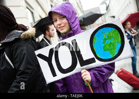 OSLO - Mai 24, 2019: ein Student trägt ein Schild mit der Aufschrift "YOLO' (sie nur einmal live) als Tausende März in der Schule, Streik für das Klima in Oslo, Norwegen, 24. Mai 2019. Stockfoto