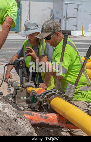 Mexiko Strand, Florida - Arbeiter ein Erdgas ersetzen Zeile sieben Monate nach der Stadt durch den Hurrikan Michael verwüstet wurde. Sie testen die Integ Stockfoto