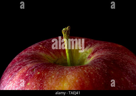 In der Nähe der Oberfläche von Red Apple auf schwarzem Hintergrund Stockfoto