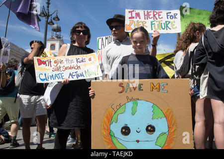 Eine Familie gesehen, Plakate, wie sie Teil während des Protestes. Hunderte von jungen Spanier trat der internationalen Bewegung Freitag für zukünftige in Madrid gegen die Klimaproblematik und die Nachfrage nach Maßnahmen gegen den Klimawandel mit den wichtigsten Slogan 'zu protestieren gibt es nicht Planet B". Stockfoto