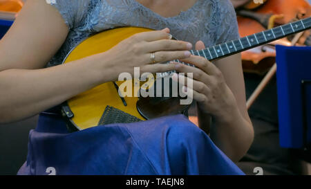 Frau spielen Mandoline Stockfoto